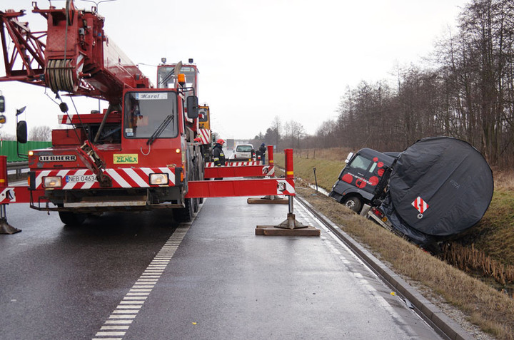 Ciężarówką wpadł do rowu zdjęcie nr 65926