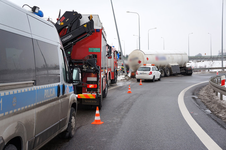 Cysterną uderzył w barierę zdjęcie nr 66376