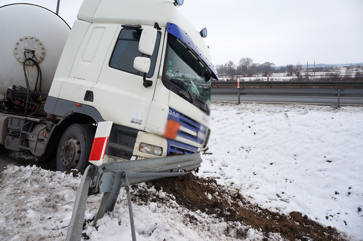 Cysterną uderzył w barierę zdjęcie nr 66384