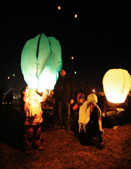 Płonące życzenia poleciały w niebo zdjęcie nr 67004