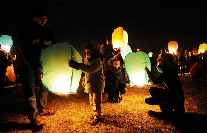 Płonące życzenia poleciały w niebo zdjęcie nr 66991