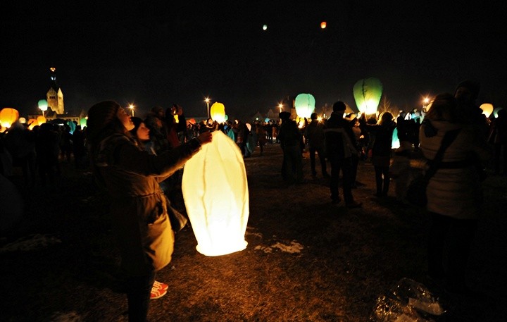 Płonące życzenia poleciały w niebo zdjęcie nr 66999