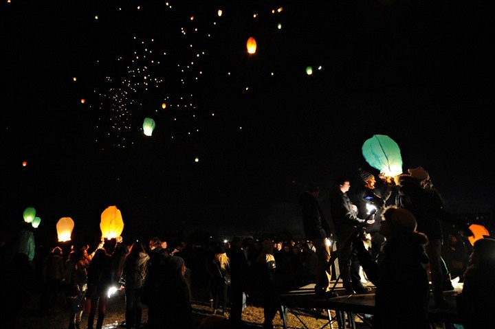 Płonące życzenia poleciały w niebo zdjęcie nr 66995