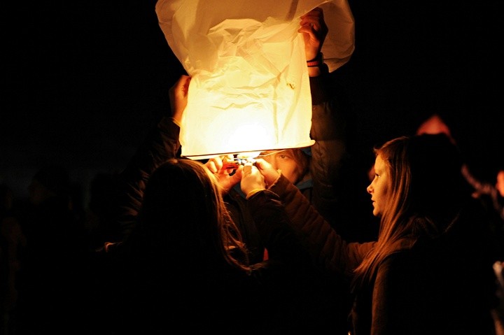 Płonące życzenia poleciały w niebo zdjęcie nr 66989
