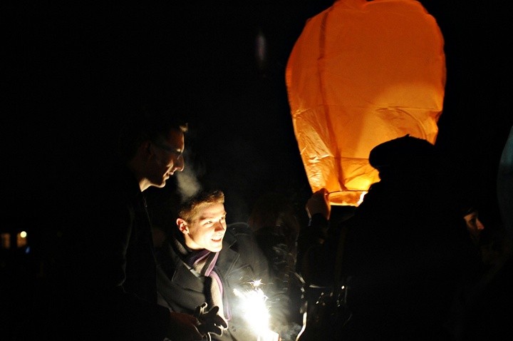 Płonące życzenia poleciały w niebo zdjęcie nr 66997