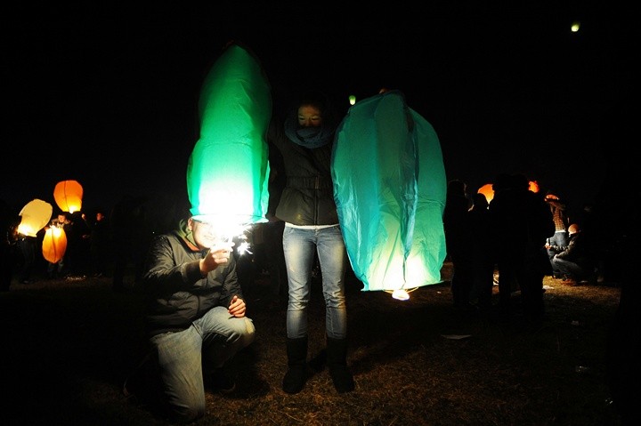 Płonące życzenia poleciały w niebo zdjęcie nr 66986