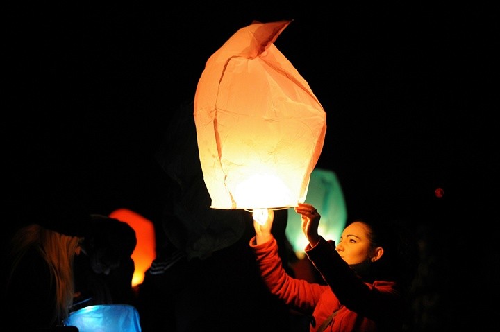 Płonące życzenia poleciały w niebo zdjęcie nr 66996