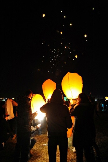 Płonące życzenia poleciały w niebo zdjęcie nr 66993