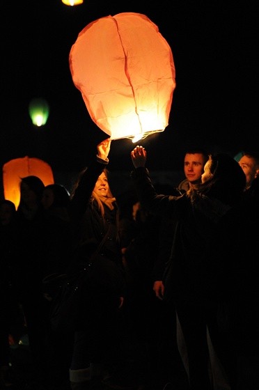 Płonące życzenia poleciały w niebo zdjęcie nr 67001