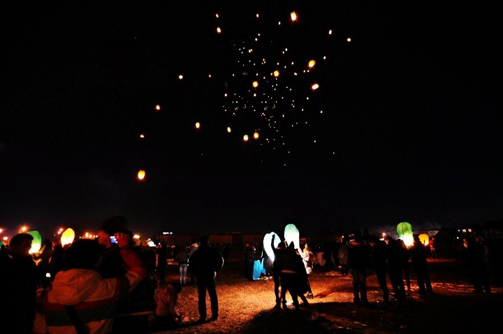 Płonące życzenia poleciały w niebo zdjęcie nr 66987