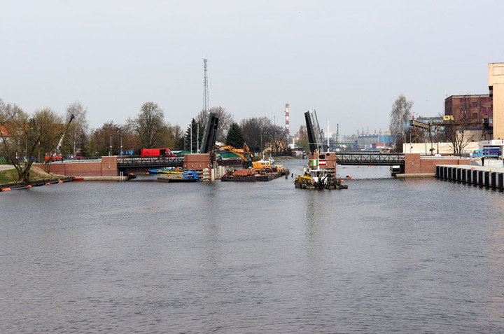 Wyłowiona barka przy brzegu zdjęcie nr 68751