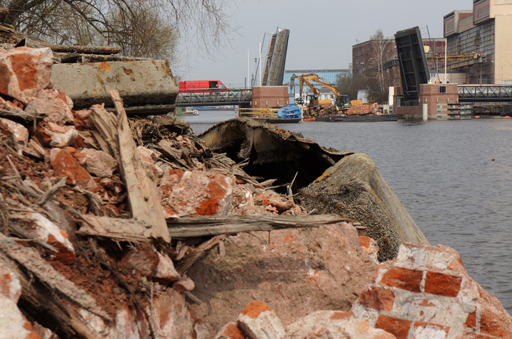 Wyłowiona barka przy brzegu zdjęcie nr 68760