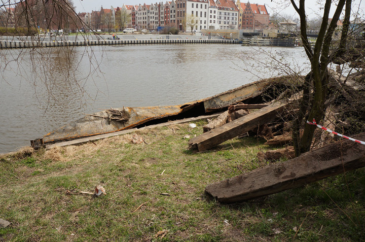 Wyłowiona barka przy brzegu zdjęcie nr 68759