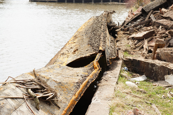 Wyłowiona barka przy brzegu zdjęcie nr 68755