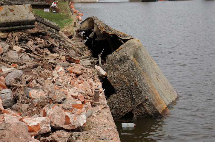 Wyłowiona barka przy brzegu zdjęcie nr 68752