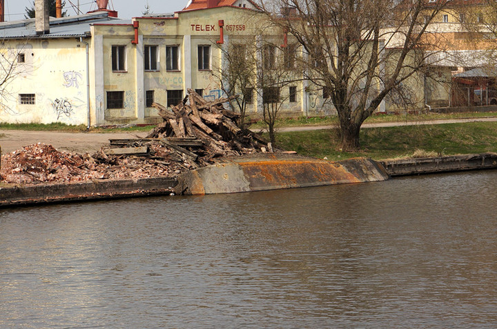 Elbląg Wyłowiona barka przy brzegu