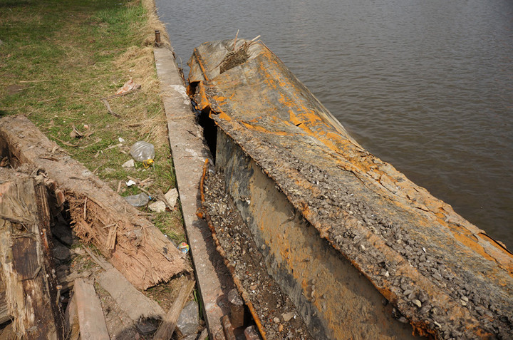 Wyłowiona barka przy brzegu zdjęcie nr 68758