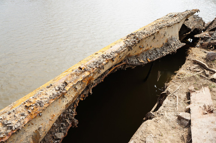 Wyłowiona barka przy brzegu zdjęcie nr 68757