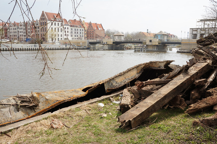 Wyłowiona barka przy brzegu zdjęcie nr 68753