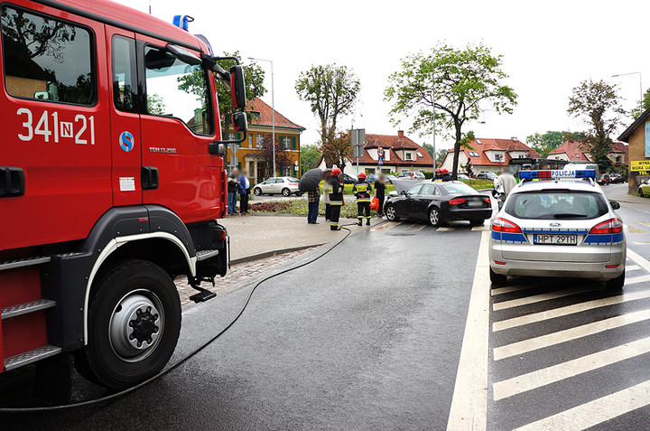 Traugutta: czołowe zderzenie dwóch aut zdjęcie nr 70343