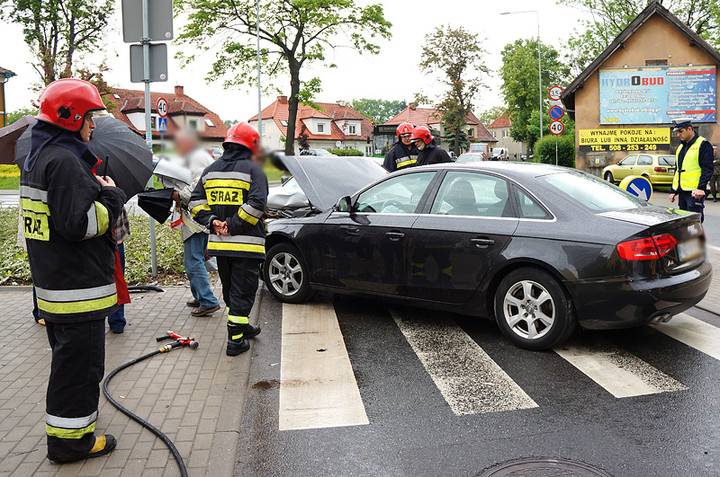 Traugutta: czołowe zderzenie dwóch aut zdjęcie nr 70344