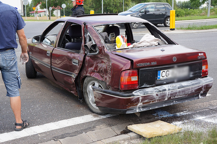 Kazimierzowo: oplem wjechał wprost pod ciężarówkę zdjęcie nr 72966