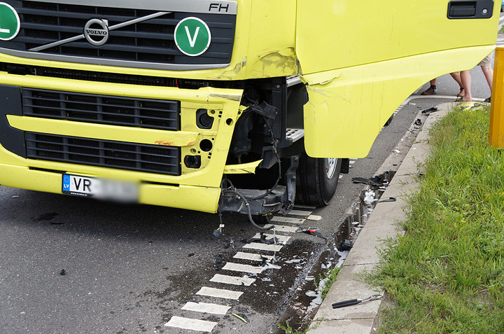 Kazimierzowo: oplem wjechał wprost pod ciężarówkę zdjęcie nr 72970