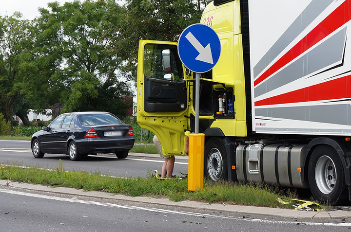 Kazimierzowo: oplem wjechał wprost pod ciężarówkę zdjęcie nr 72965