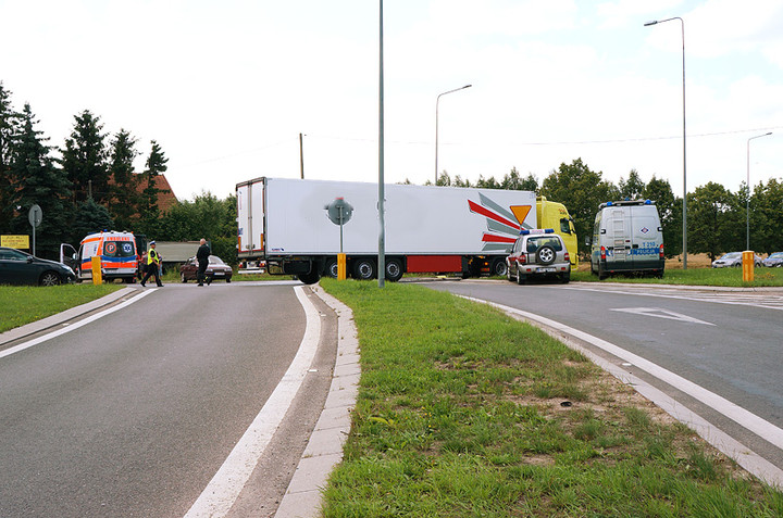 Elbląg Kazimierzowo: oplem wjechał wprost pod ciężarówkę
