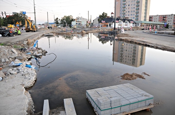 Awaria w centrum. Przebudowywana 504 pod wodą zdjęcie nr 73573