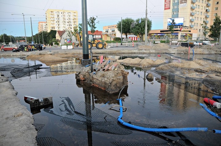 Awaria w centrum. Przebudowywana 504 pod wodą zdjęcie nr 73580