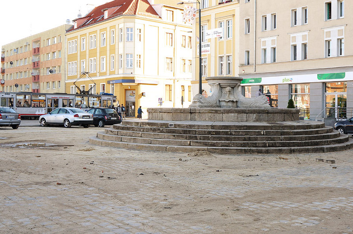 Plac po remoncie, ale fontanna bez wody zdjęcie nr 74650