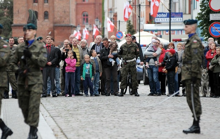 Z hukiem i musztrą paradną zdjęcie nr 75057