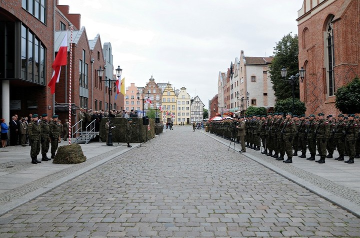 Z hukiem i musztrą paradną zdjęcie nr 75047