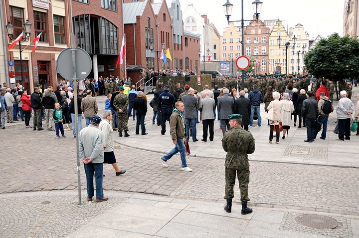 Z hukiem i musztrą paradną zdjęcie nr 75046