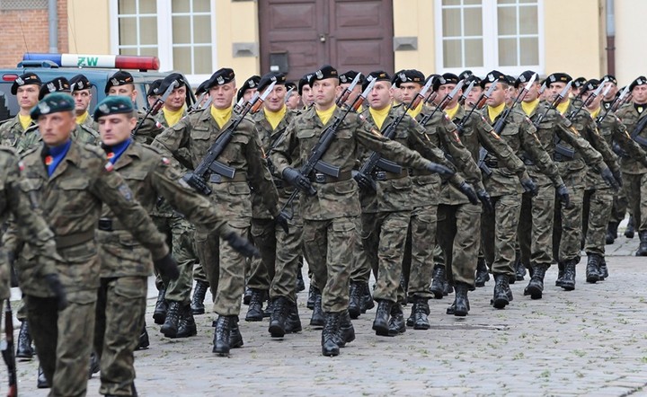 Z hukiem i musztrą paradną zdjęcie nr 75061