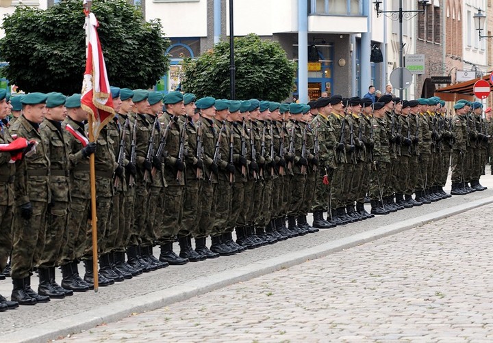 Z hukiem i musztrą paradną zdjęcie nr 75033