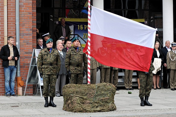 Z hukiem i musztrą paradną zdjęcie nr 75043