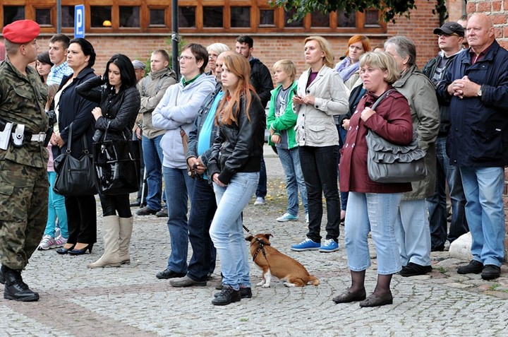 Z hukiem i musztrą paradną zdjęcie nr 75044