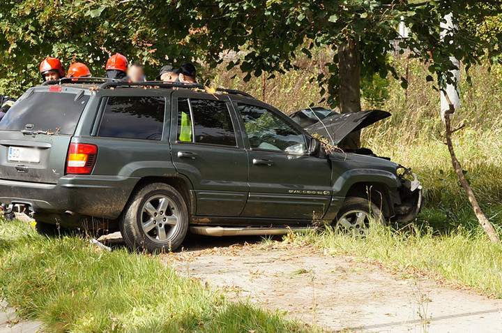 Kazimierzowo: jeepem uderzył w drzewo zdjęcie nr 75767