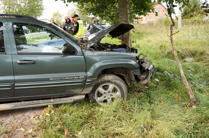 Kazimierzowo: jeepem uderzył w drzewo zdjęcie nr 75774