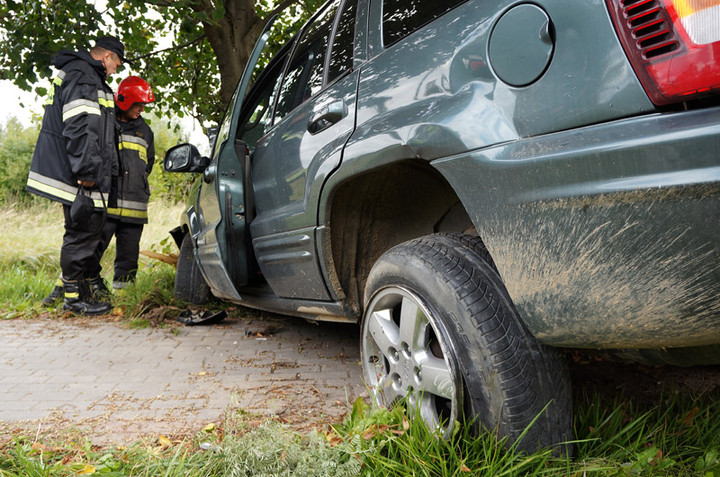 Kazimierzowo: jeepem uderzył w drzewo zdjęcie nr 75776