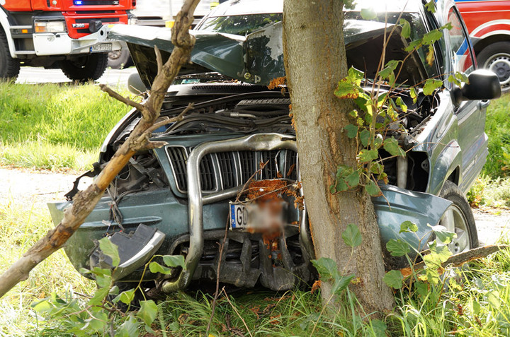 Kazimierzowo: jeepem uderzył w drzewo zdjęcie nr 75771