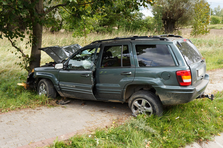 Kazimierzowo: jeepem uderzył w drzewo zdjęcie nr 75769