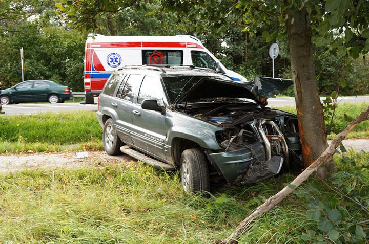 Kazimierzowo: jeepem uderzył w drzewo zdjęcie nr 75772