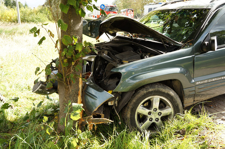 Kazimierzowo: jeepem uderzył w drzewo zdjęcie nr 75770