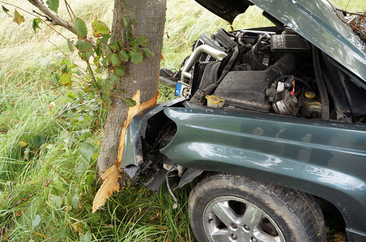 Kazimierzowo: jeepem uderzył w drzewo zdjęcie nr 75778