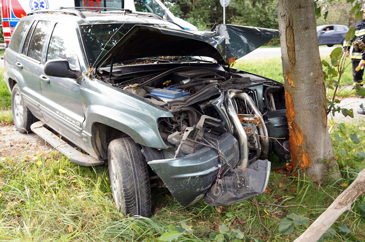 Kazimierzowo: jeepem uderzył w drzewo zdjęcie nr 75773