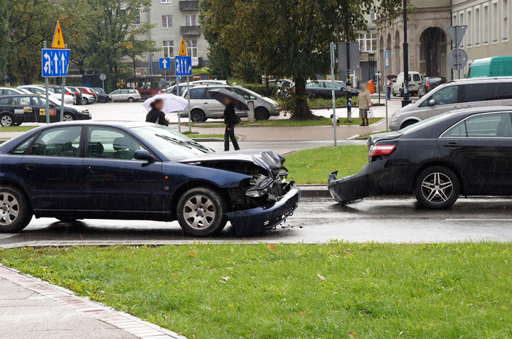 Zderzenie i potrącenie na Grota-Roweckiego zdjęcie nr 75845