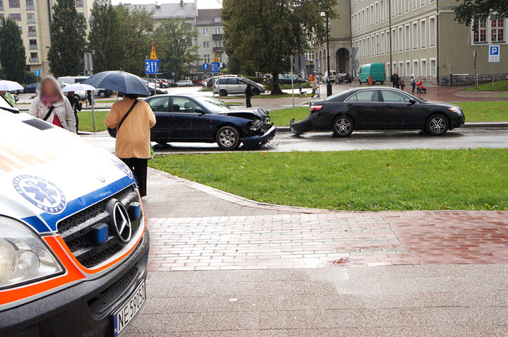 Zderzenie i potrącenie na Grota-Roweckiego zdjęcie nr 75844